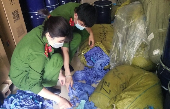 Hà Nội: Phát hiện kho chứa gần 3 tấn găng tay y tế không rõ nguồn gốc