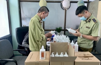 Hà Nội: Phát hiện lô hàng nước sát khuẩn tay có dấu hiệu giả mạo ASIRUB