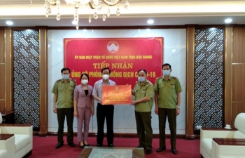 Tổng cục Quản lý thị trường ủng hộ Bắc Giang 1.000 bộ trang phục phòng chống dịch