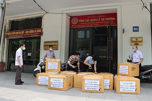 1.000 bộ trang phục đang được đóng gói tại trụ sở Tổng cục để chuyển xuống tâm dịch tại Bắc Giang