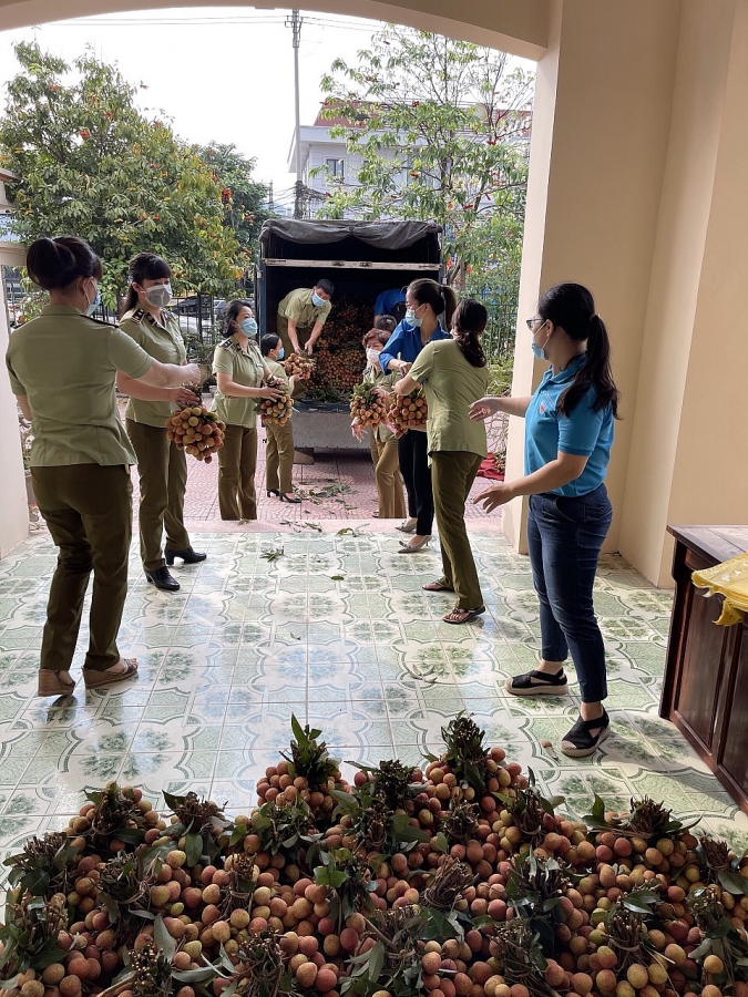 Dù nắng nóng, nhưng tinh thần làm việc của anh em QLTT vẫn hào hứng bởi giúp đỡ được nông dân vùng dịch