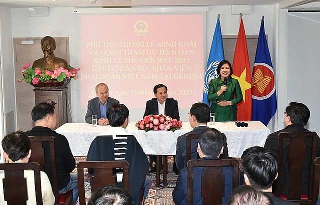 Đại sứ, Trưởng Phái đoàn Lê Thị Tuyết Mai báo cáo với Phó Thủ tướng Lê Minh Khái cùng Đoàn công tác tình hình hoạt động của Phái đoàn Đại sứ, Trưởng Phái đoàn Lê Thị Tuyết Mai báo cáo với Phó Thủ tướng Lê Minh Khái cùng Đoàn công tác tình hình hoạt động của Phái đoàn