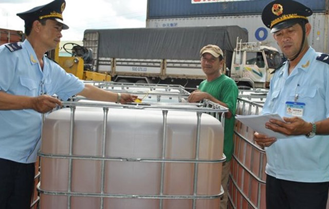 Hải quan cảng Sài Gòn khu vực 4 kiểm tra hóa chất nhập khẩu. Ảnh: T.Hòa