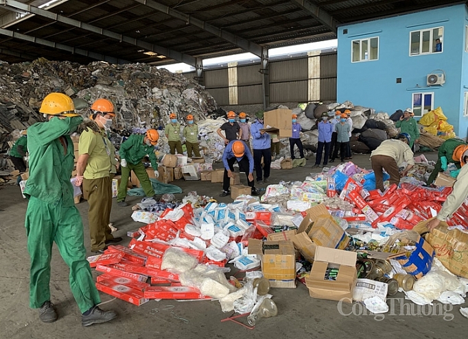 ha noi tieu huy 18 tan hang gia hang khong ro nguon goc hang kem chat luong