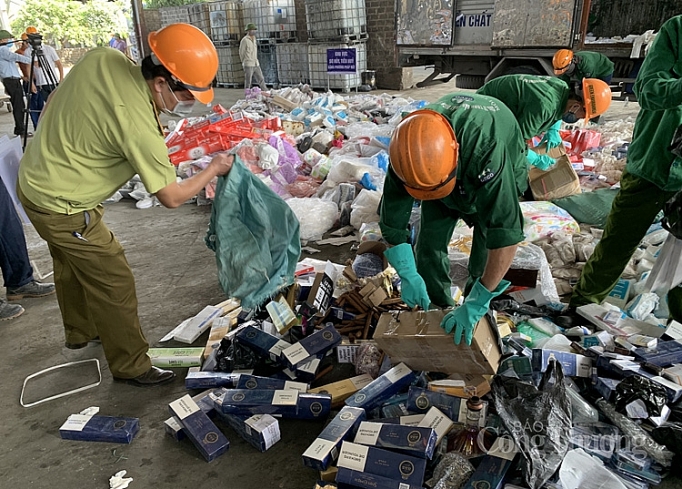 ha noi tieu huy 18 tan hang gia hang khong ro nguon goc hang kem chat luong