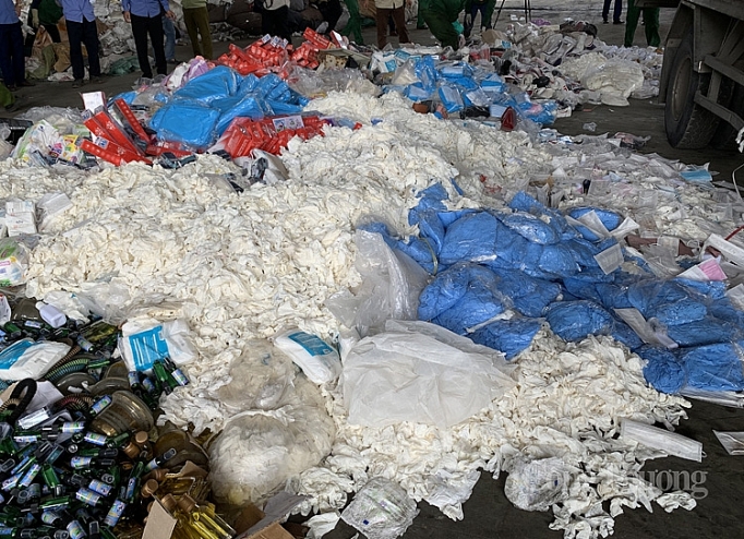 ha noi tieu huy 18 tan hang gia hang khong ro nguon goc hang kem chat luong