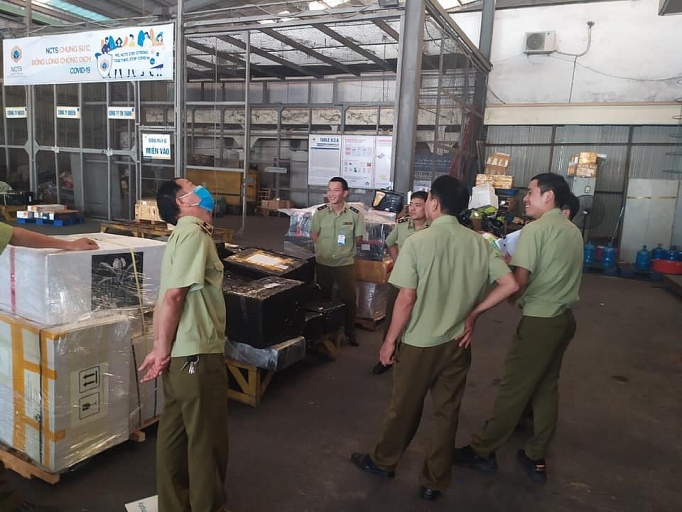 Tạm giữ hơn 1.800 mỹ phẩm, thực phẩm chức năng, đồ gia dụng nhập lậu tại sân bay Nội Bài tam giu hon 1800 my pham thuc pham chuc nang do gia dung nhap lau tai san bay noi bai