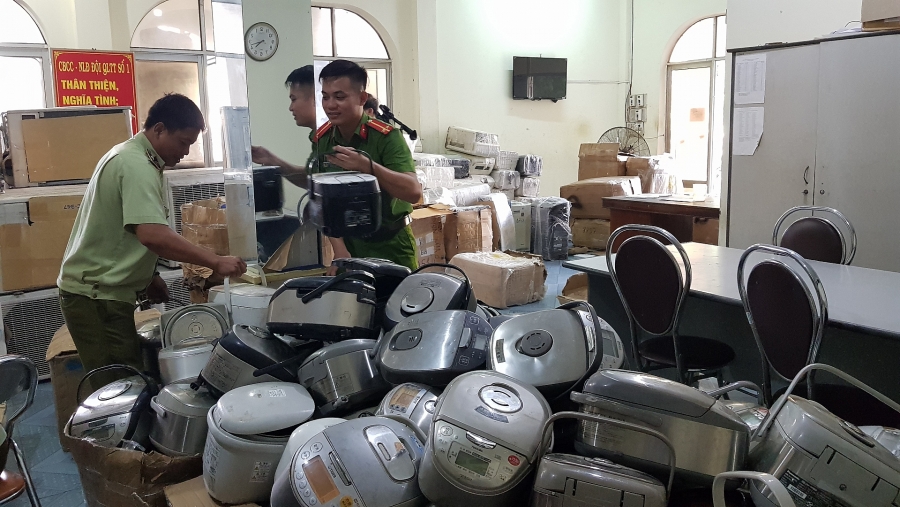 Phú Yên: Tạm giữ 1.000 bao thuốc lá nhập lậu và hàng trăm thiết bị điện đã qua sử dụng phu yen tam giu 1000 bao thuoc la nhap lau va hang tram thiet bi dien da qua su dung