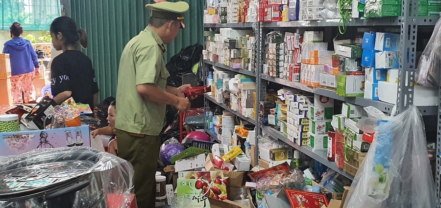 Hà Nội: Đột kích “tổng kho” kinh doanh hàng giả, hàng lậu qua facebook ha noi dot kich tong kho kinh doanh hang gia hang lau qua facebook