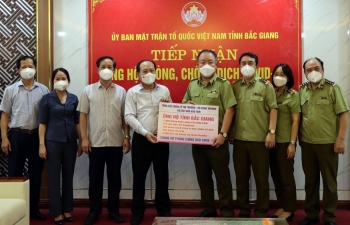 Tổng Cục QLTT trực tiếp trao nhu yếu phẩm, vật tư y tế đến tâm dịch Bắc Giang