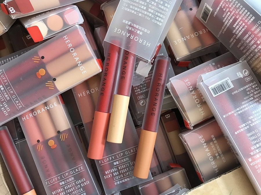 Gần 3.000 thỏi son bị Đội QLTT số 6 tạm giữ. Gần 3.000 thỏi son bị Đội QLTT số 6 tạm giữ.