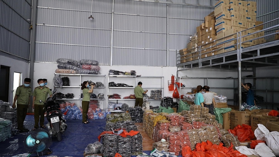 01 trong 02 kho hàng ở tại ngõ 691 Bát Khối 01 trong 02 kho hàng ở tại ngõ 691 Bát Khối