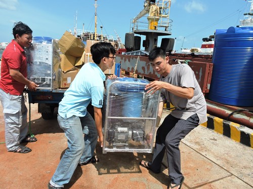 Máy lọc nước biển thành nước ngọt ra nhà giàn DK1. Ảnh: Xuân Mai.