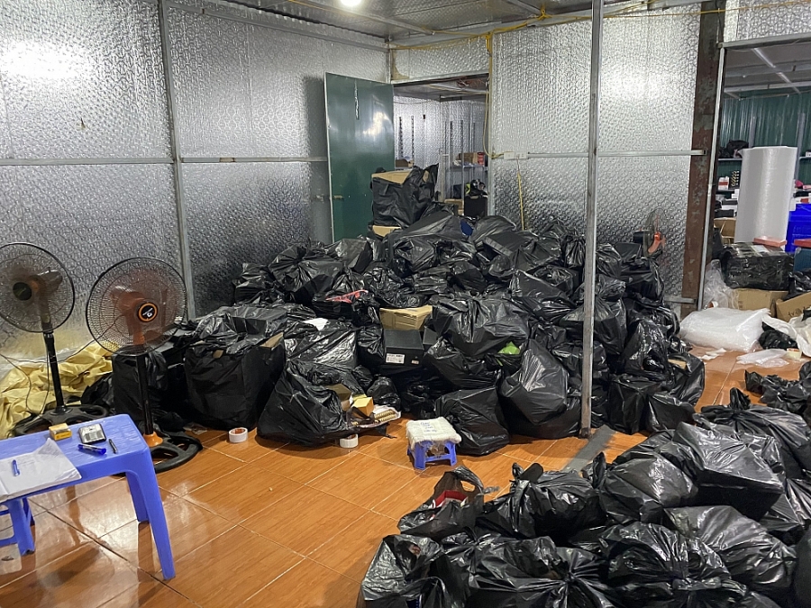 Tấn công kho hàng lậu hơn 10.000m2 chuyên bán công khai trên facebook tan cong kho hang lau hon 10000m2 chuyen ban cong khai tren facebook