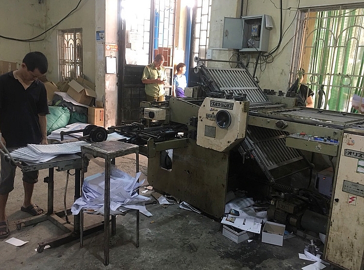 Hà Nội Tạm giữ hơn 2 200 kg bìa và ruột sách bán thành phẩm có dấu hiệu in lậu ha noi tam giu hon 2200 kg bia va ruot sach ban thanh pham co dau hieu in lau