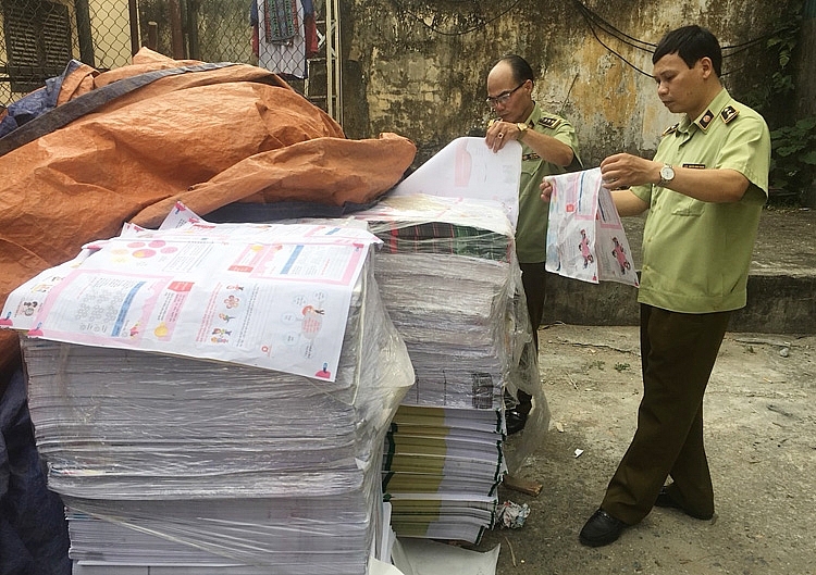 Hà Nội Tạm giữ hơn 2 200 kg bìa và ruột sách bán thành phẩm có dấu hiệu in lậu ha noi tam giu hon 2200 kg bia va ruot sach ban thanh pham co dau hieu in lau