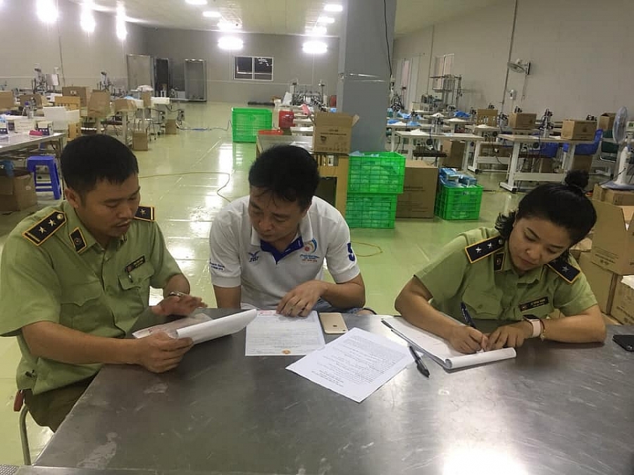 Phát hiện nhà xưởng 2 000m2 dùng để đóng gang tay tái chế phat hien nha xuong 2000m2 dung de dong gang tay tai che