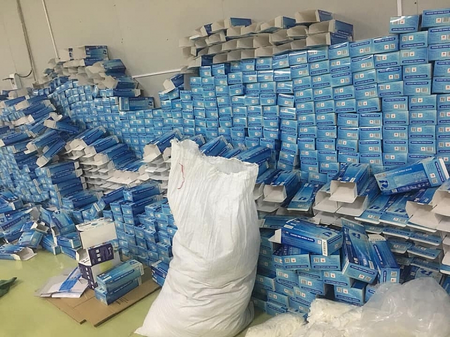 Phát hiện nhà xưởng 2 000m2 dùng để đóng gang tay tái chế phat hien nha xuong 2000m2 dung de dong gang tay tai che