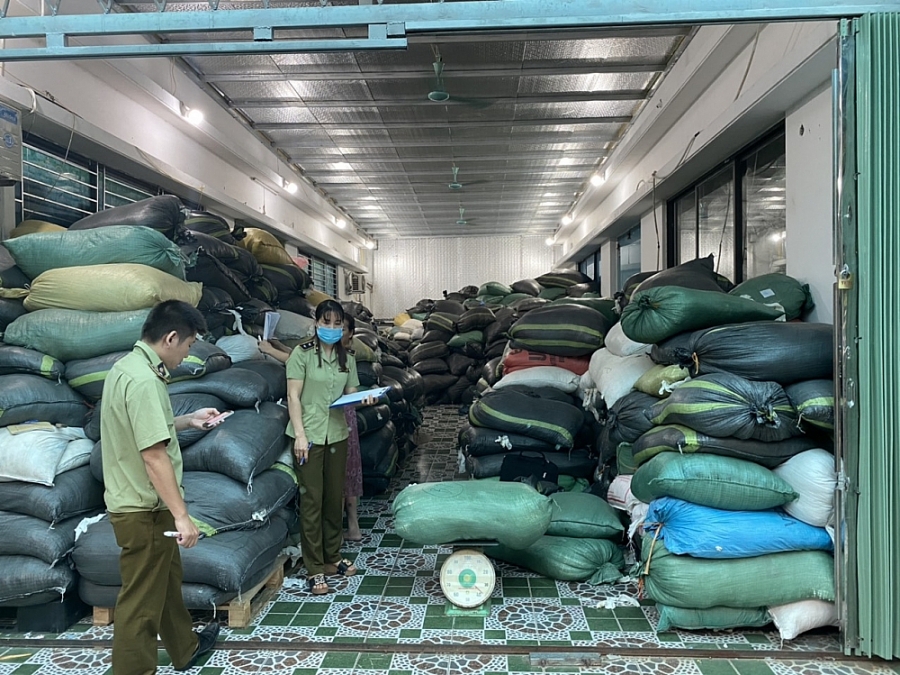 Phát hiện nhiều xưởng tái chế găng tay qua sử dụng phat hien nhieu xuong tai che gang tay qua su dung