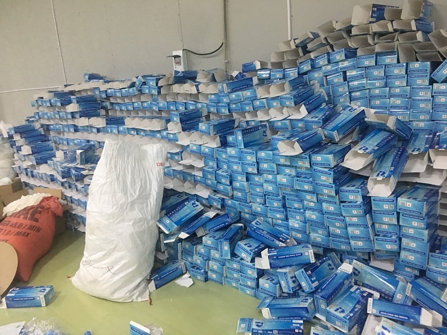 Phát hiện nhiều xưởng tái chế găng tay qua sử dụng phat hien nhieu xuong tai che gang tay qua su dung