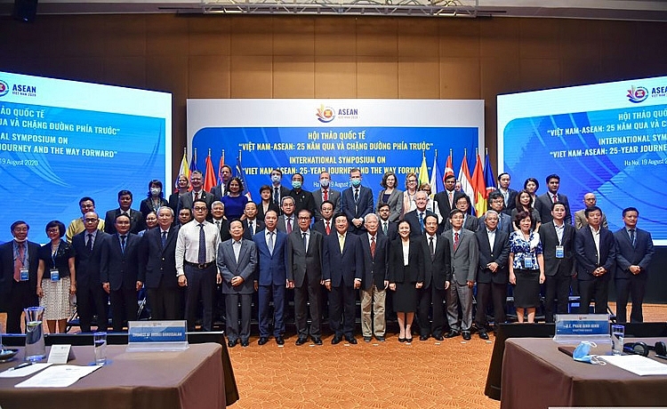 ASEAN luôn là trụ cột quan trọng trong chính sách đối ngoại của Việt Nam ASEAN luôn là trụ cột quan trọng trong chính sách đối ngoại của Việt Nam