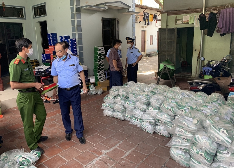 Lực lượng chức năng thu giữ 2.500 đôi giày có dấu hiệu giả mạo nhãn hiệu NIKE tại Bắc Ninh Lực lượng chức năng thu giữ 2.500 đôi giày có dấu hiệu giả mạo nhãn hiệu NIKE tại Bắc Ninh