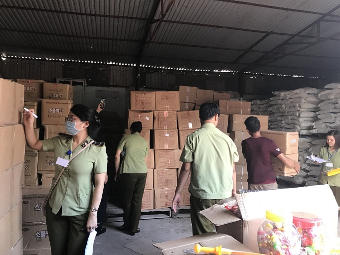 Bắt giữ số lượng “khủng” bánh kẹo, đồ chơi Trung thu nhập lậu bat giu so luong khung banh keo do choi trung thu nhap lau