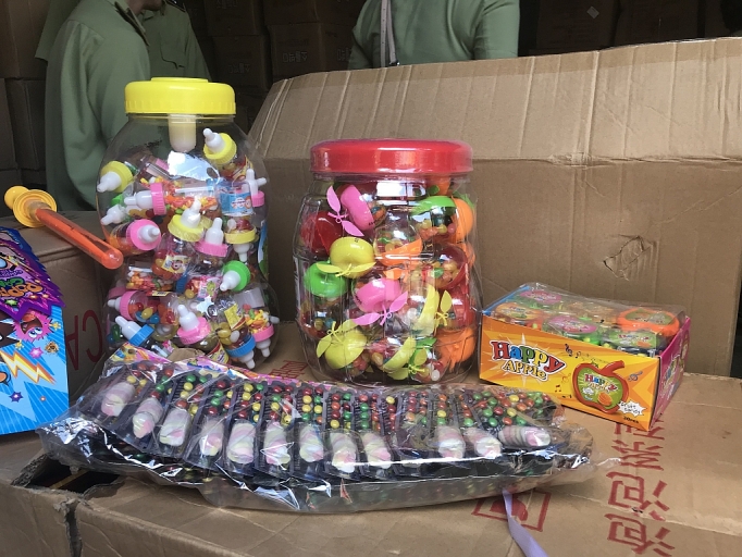 Bắt giữ số lượng “khủng” bánh kẹo, đồ chơi Trung thu nhập lậu bat giu so luong khung banh keo do choi trung thu nhap lau