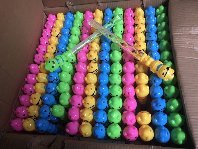 Bắt giữ số lượng “khủng” bánh kẹo, đồ chơi Trung thu nhập lậu bat giu so luong khung banh keo do choi trung thu nhap lau