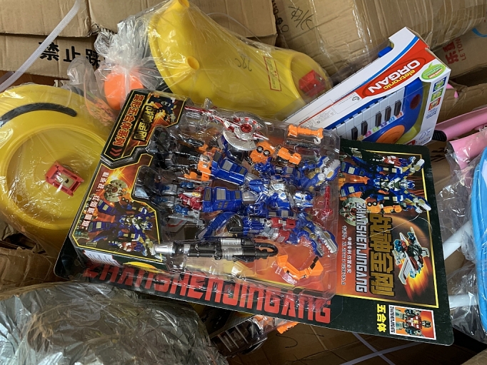 Bắt giữ số lượng “khủng” bánh kẹo, đồ chơi Trung thu nhập lậu bat giu so luong khung banh keo do choi trung thu nhap lau