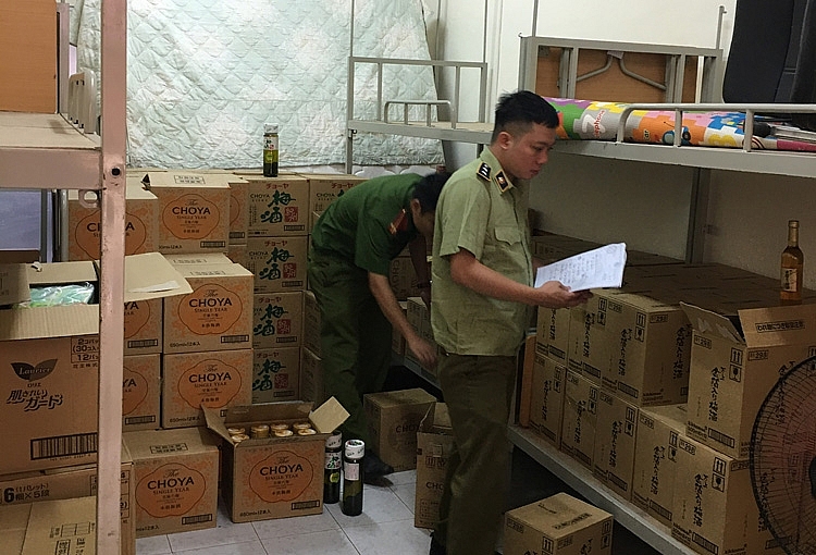 Sử dụng Ký túc xá Đại học Mỏ địa chất tập kết trên 1.300 chai rượu ngoại nghi nhập lậu