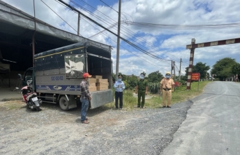 Tiền Giang: Phát hiện gần 2.000 chai phân bón lá không được lưu hành tại Việt Nam