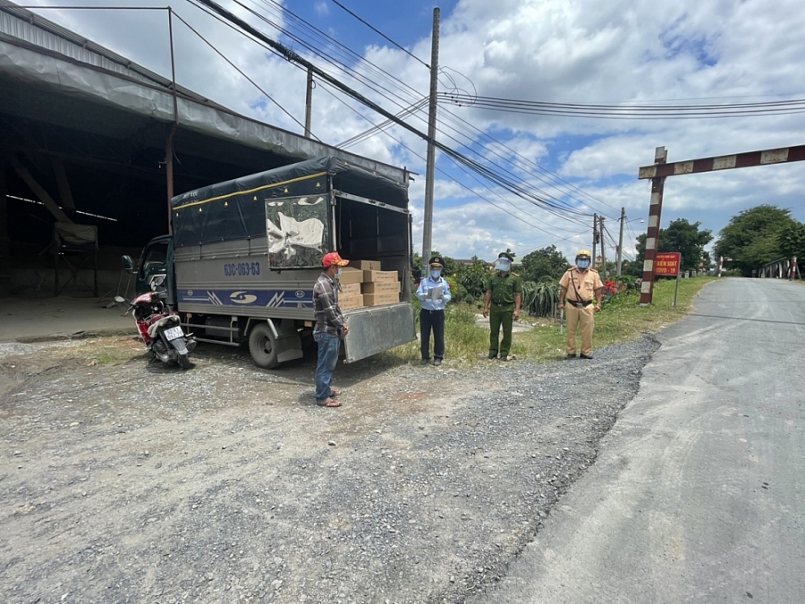 Đội QLTT số 4 đang thực hiện thủ tục kiểm tra lô phân bón Đội QLTT số 4 đang thực hiện thủ tục kiểm tra lô phân bón