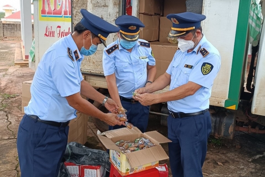 Phát hiện xe vận tải “luồng xanh” vận chuyển trên 3.000 bánh Trung thu nhập lậu