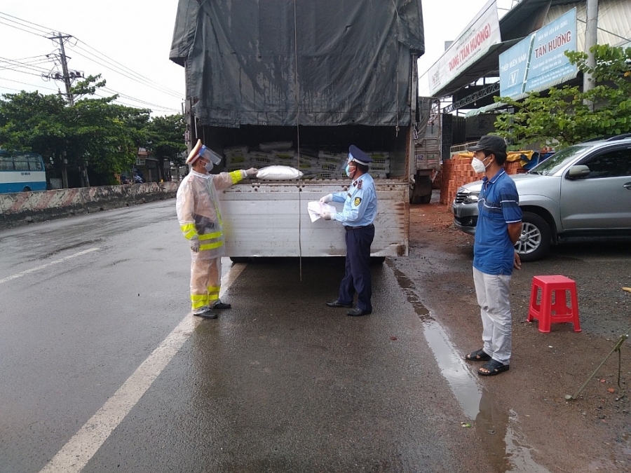 Đội QLTT số 1 khám phương tiện vận chuyển nguyên liệu sản xuất thức ăn chăn nuôi Đội QLTT số 1 khám phương tiện vận chuyển nguyên liệu sản xuất thức ăn chăn nuôi