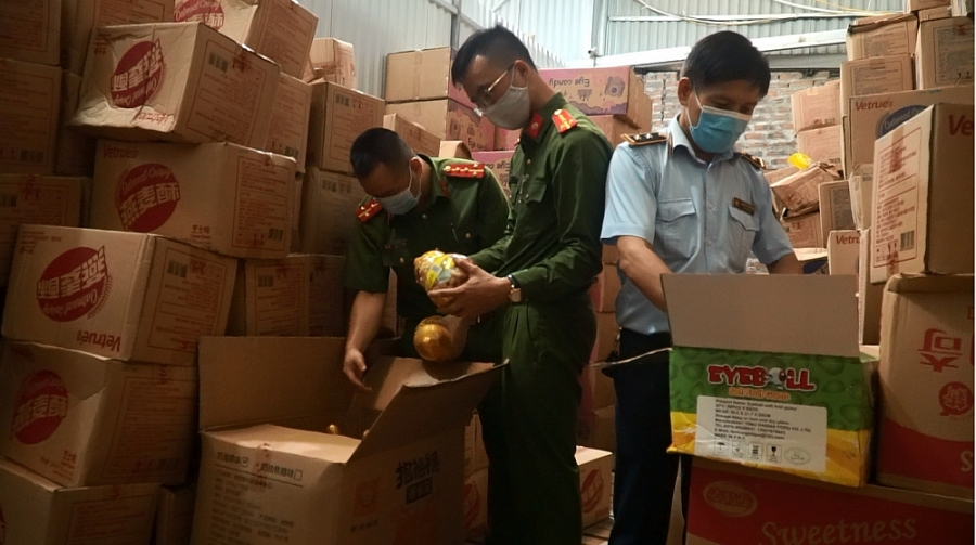 1.000 thùng bánh kẹo 3 không “không hóa đơn chứng từ, không rõ nguồn gốc xuất xứ và không đảm bảo chất lượng về an toàn thực phẩm” đã bị lực lượng chức năng thu giữ tại Hà Nội 1.000 thùng bánh kẹo 3 không “không hóa đơn chứng từ, không rõ nguồn gốc xuất xứ và không đảm bảo chất lượng về an toàn thực phẩm” đã bị lực lượng chức năng thu giữ tại Hà Nội