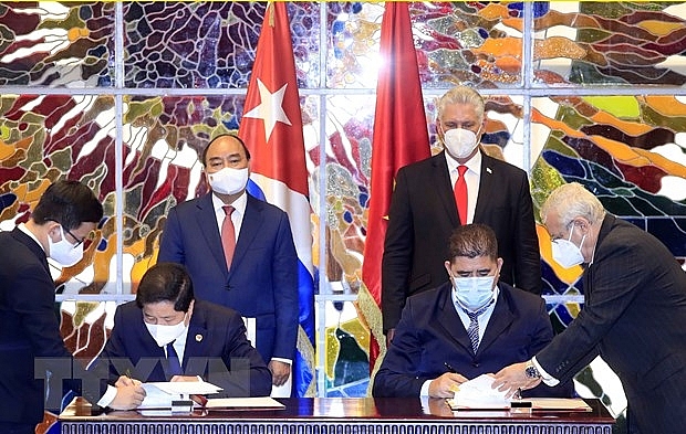 Chủ tịch nước Nguyễn Xuân Phúc và Bí thư thứ nhất Ban Chấp hành Trung ương Đảng Cộng sản Cuba, Chủ tịch Hội đồng Nhà nước và Hội đồng Bộ trưởng Cộng hòa Cuba Miguel Díaz-Canel chứng kiến Lễ ký kết các văn kiện hợp tác giữa hai nước. (Ảnh: Thống Nhất/TTXVN)