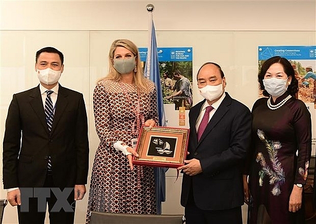 Chủ tịch nước Nguyễn Xuân Phúc gặp Hoàng hậu Hà Lan Maxima. Chủ tịch nước Nguyễn Xuân Phúc gặp Hoàng hậu Hà Lan Maxima.