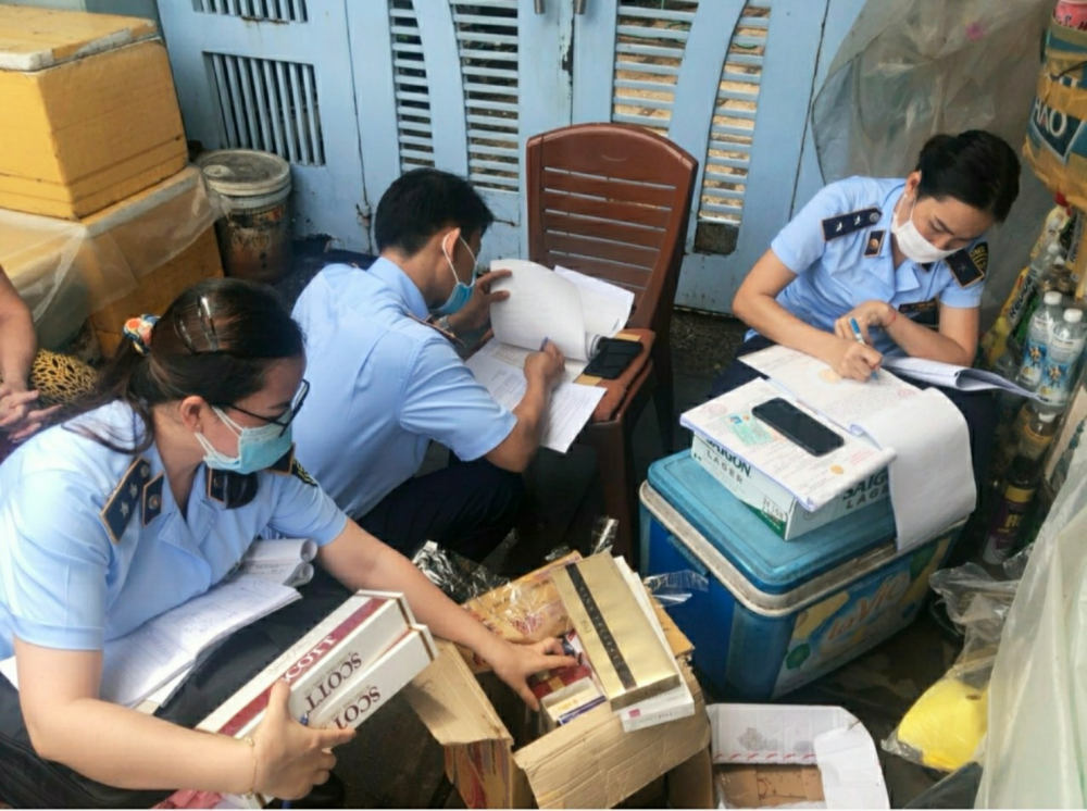 Lực lượng QLTT lập biên bản vi phạm hành chính đối với cơ sở kinh doanh vi phạm Lực lượng QLTT lập biên bản vi phạm hành chính đối với cơ sở kinh doanh vi phạm