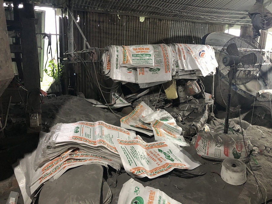 Vỏ bao vứt ngổn ngang tại nhà xưởng 2925-dong-nai-phan-bon-2