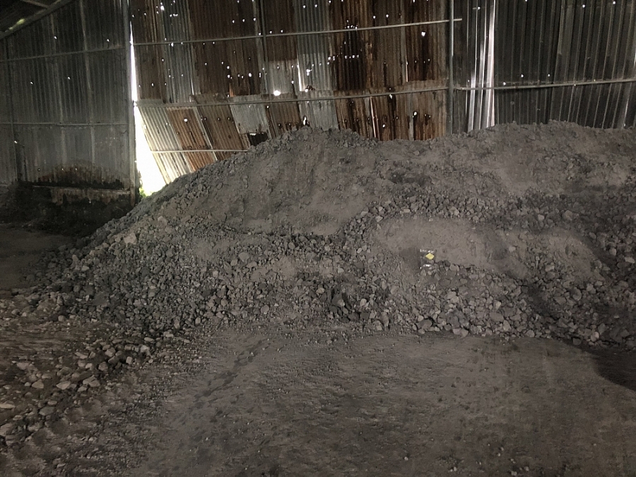 Nguyên liệu chế biến nằm ngổn ngang tại xưởng 2927-dong-nai-phan-bon-1