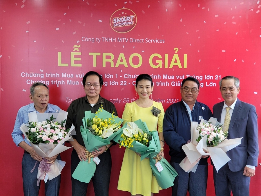 NSUT Mỹ Uyên cảm thấy vinh dự khi được tận tay trao tổng giải thưởng 2,2 tỷ đồng cho khách hàng Smart Shopping NSUT Mỹ Uyên cảm thấy vinh dự khi được tận tay trao tổng giải thưởng 2,2 tỷ đồng cho khách hàng Smart Shopping