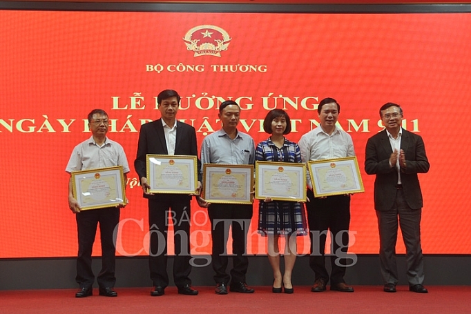 Ngày Pháp luật ngành Công Thương năm 2019: Tiếp tục thực hiện sâu rộng, thực chất, hiệu quả ngay phap luat nganh cong thuong nam 2019 tiep tuc thuc hien sau rong thuc chat hieu qua