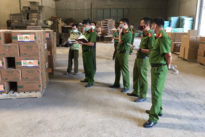 Hoà Bình: Phát hiện doanh nghiệp vi phạm nghiêm trọng trong kinh doanh hoá chất hoa binh phat hien doanh nghiep vi pham nghiem trong trong kinh doanh hoa chat