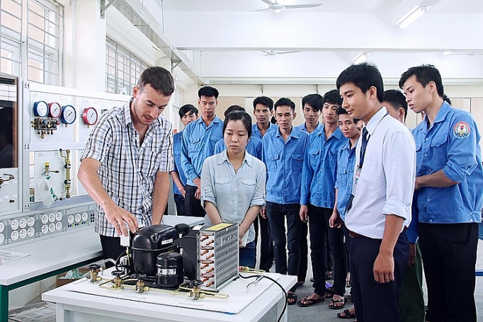 Cần sự “bắt tay” chặt hơn giữa doanh nghiệp và cơ sở đào tạo can su bat tay chat hon giua doanh nghiep va co so dao tao