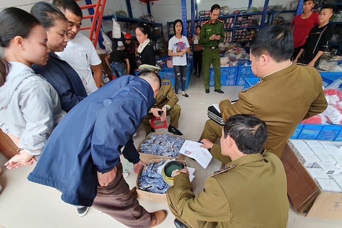 Tạm giữ gần 1.000 đồng hồ nữ đeo tay có dấu hiệu giả mạo nhãn hiệu Dior tam giu gan 1000 dong ho nu deo tay co dau hieu gia mao nhan hieu dior