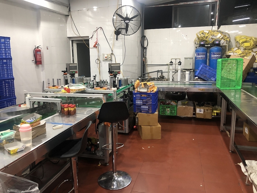 Dây chuyền với các thiết bị phục vụ sản xuất bên trong sân nhà tại thôn Yên Khê, xã Yên Thường, huyện Gia Lâm, TP.Hà Nội