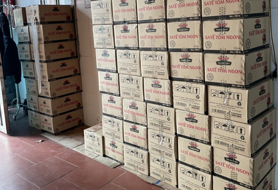 Hàng trăm thùng sa tế đã được đóng gói chờ tiêu thụ