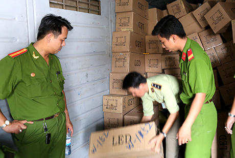 Lực lượng chức năng kiểm tra số hàng “mập mờ” nguồn gốc trên toa tàu tại ga Sóng Thần