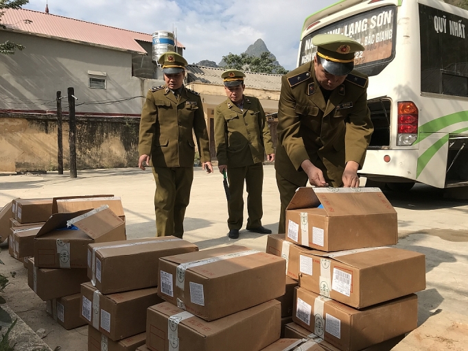 Lạng Sơn: Chặn đứng gần 3 tấn thực phẩm không rõ nguồn gốc xuất xứ lang son chan dung gan 3 tan thuc pham khong ro nguon goc xuat xu